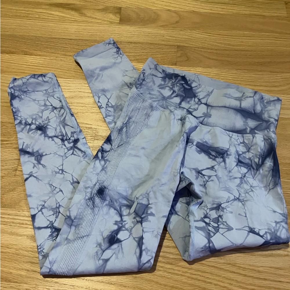 Allure Blue and White Marble Leggings with butt scrunch